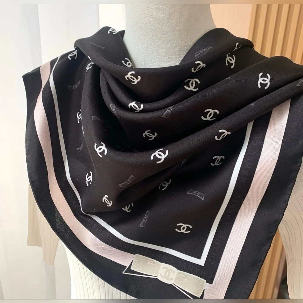 CHANEL elegant black